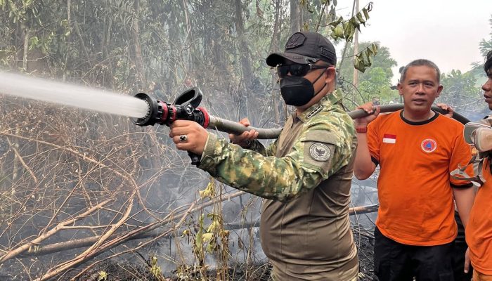 Bupati Ketapang Turun Langsung Padamkan Karhutla, Api Ancam SMA Negeri 1 MHU