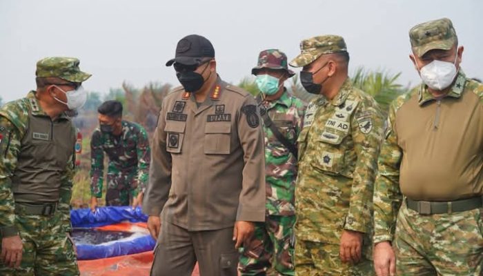 Pangdam XII/Tanjungpura dan Bupati Ketapang Perkuat Penanganan Karhutla, Salurkan Air RO untuk Warga Pelang Kecamatan Matan Hilir Selatan