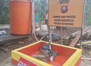 Heboh,Sumur Bor Bantuan Swasta di Desa Menyumbung Dipasangi Plang Polri