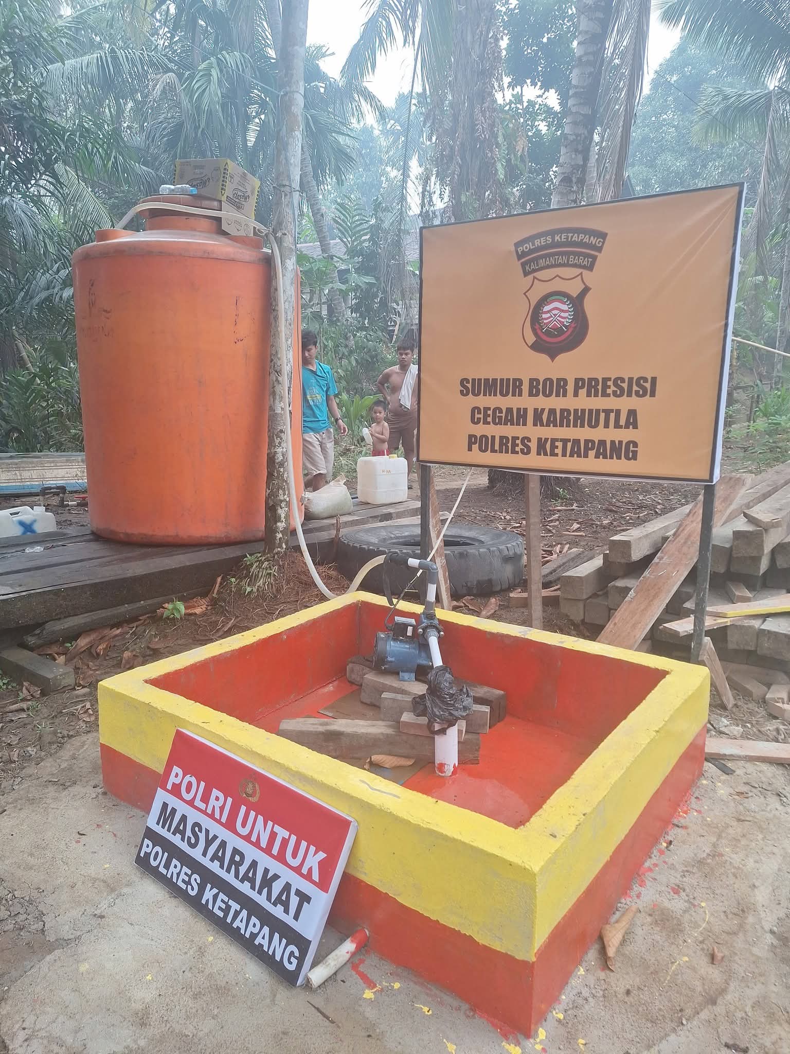 plang berlogo Polri pada fasilitas sumur bor di Desa Menyumbung, Kecamatan Hulu Sungai, Kabupaten Ketapang, menuai sorotan publik