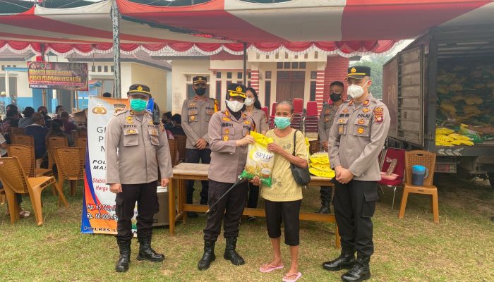 Polres Landak Gelar Bakti Kesehatan dan Gerakan Pangan Murah di Jelimpo, 102 Warga Terdampak Kabut Asap Diperiksa