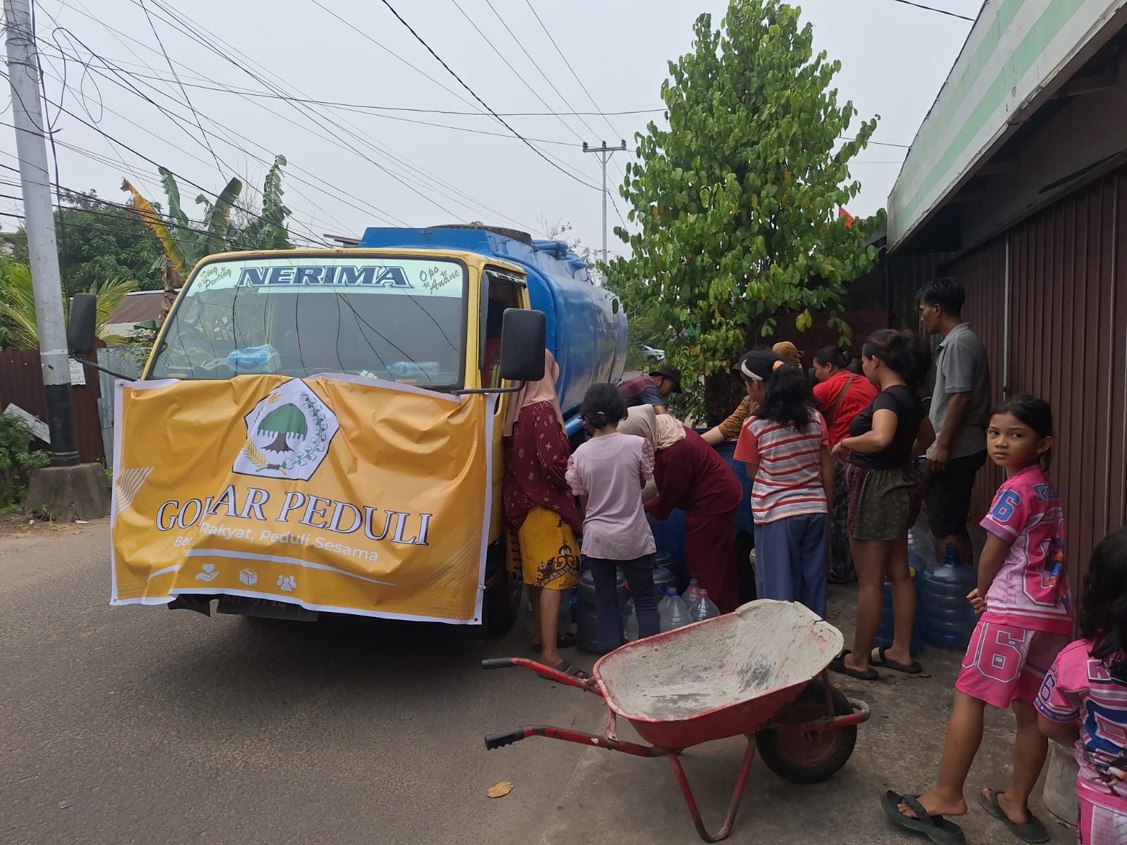 DPD Golkar distribusikan air bersih