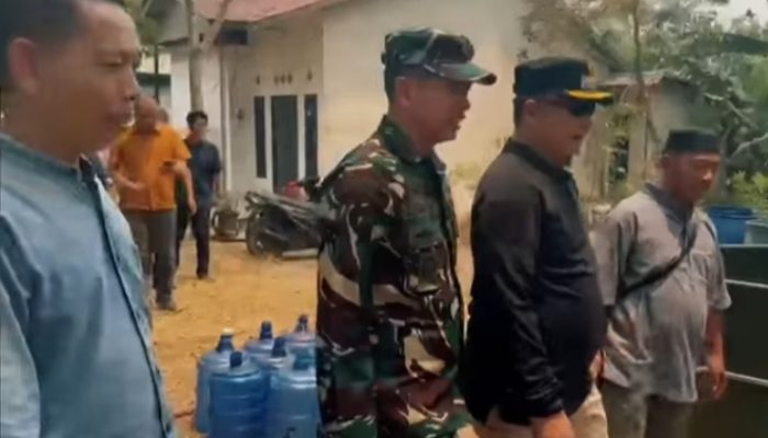 Pemkab Ketapang dan Kodim 1203 Kerahkan Mobil RO, 133 KK Terima Air Bersih 