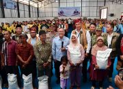 Menko Pangan Bersama Dirut Bulog Serahkan Bantuan Pangan 1 Juta Ton 