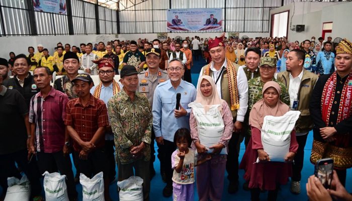 Menko Pangan Bersama Dirut Bulog Serahkan Bantuan Pangan 1 Juta Ton 