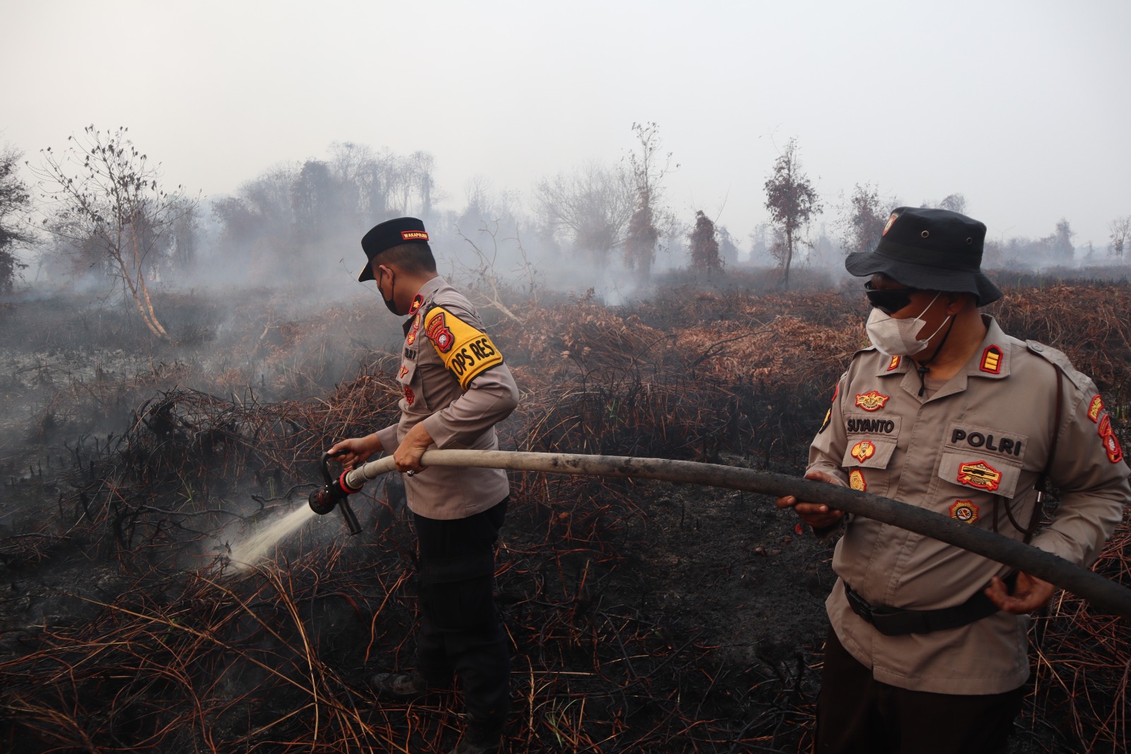 Wakapolres Ketapang Uji X-FIRE untuk Padamkan Bara Karhutla di Lahan Gambut