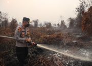 Wakapolres Ketapang Uji X-FIRE untuk Padamkan Bara Karhutla di Lahan Gambut