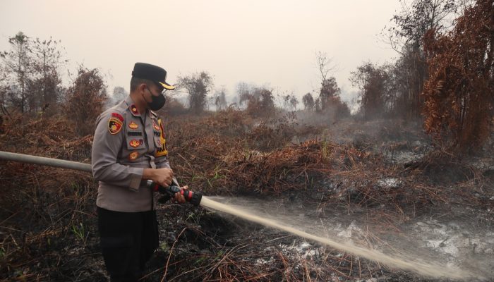 Wakapolres Ketapang Uji X-FIRE untuk Padamkan Bara Karhutla di Lahan Gambut