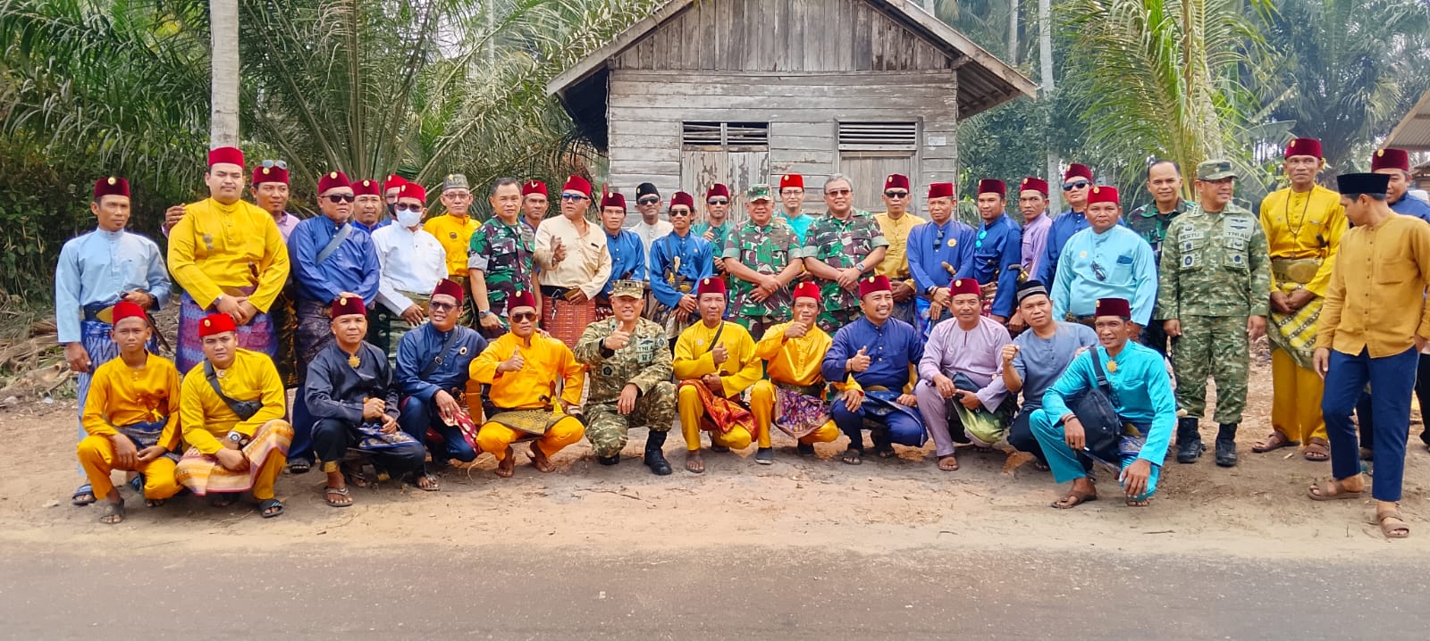 Brigjen TNI Asep Jauhari beserta rombongan Mabes TNI berfoto bersama Majlis Daulat Iranata dan Warga Melayu di Desa Sukamaju