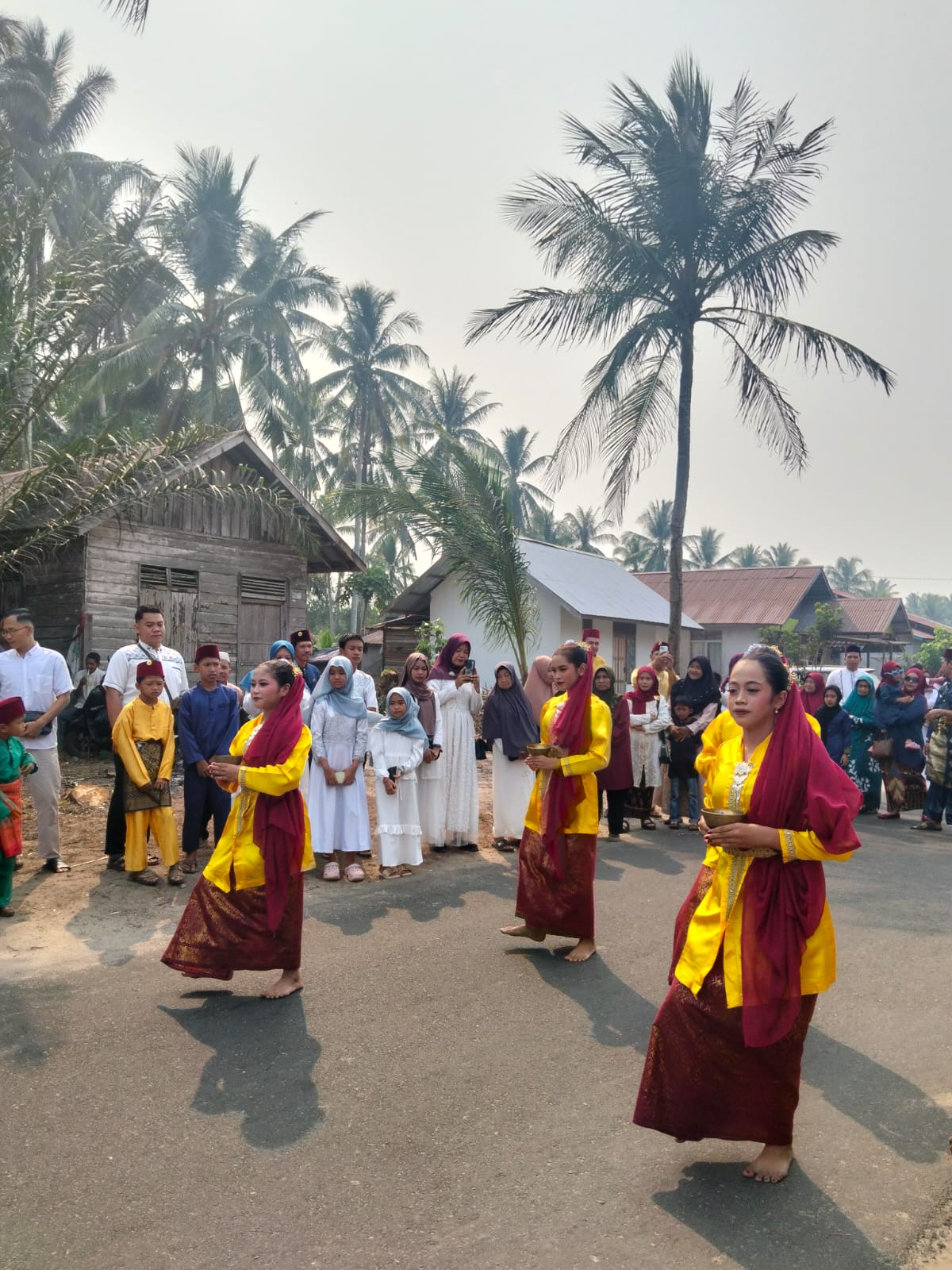 Persembahan tarian Melayu menambah meriah pada acara pernikahan Riki dan Fitri di desa sukamaju kecamatan muara pawan