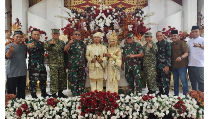 Kental Tradisi Melayu, Pernikahan Riki-Fitri di Muara Pawan Dihadiri Rombongan Mabes TNI