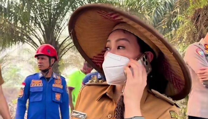 Kabut Asap Pekat Hambat Pemadaman dari Udara, Bupati Karolin Pastikan Penanganan Karhutla Tetap Berjalan