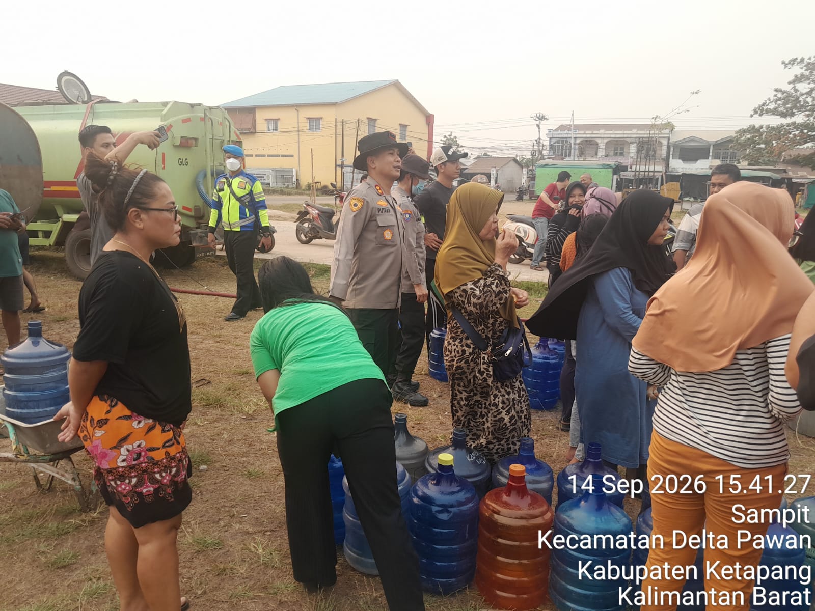 Polres Ketapang bagikan air bersih di lapangan sepakat kelurahan sampit