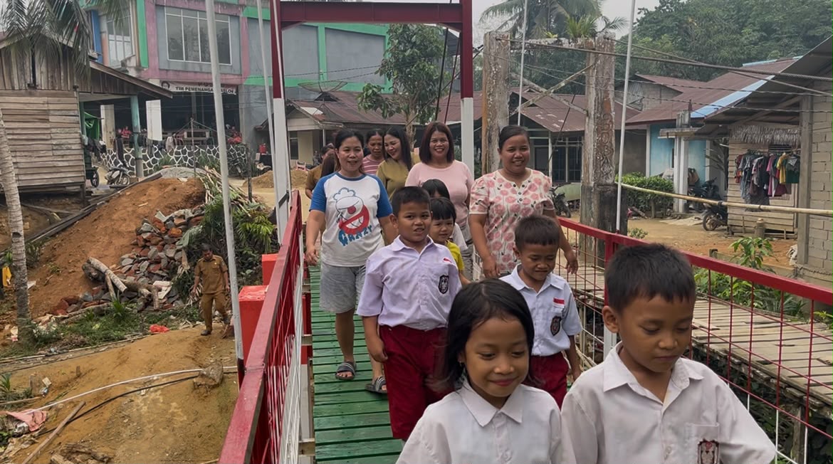 Peresmian Jembatan Gantung Perintis Garuda di Dusun Pengao Desa Tembawang Bale