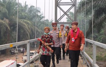 Bupati Alex dan Kapolres Putra Pratama Resmikan Jembatan Gantung Lipat Gunting di Manis Mata