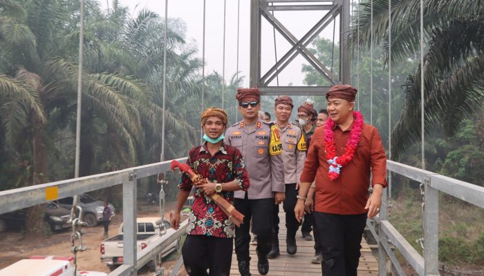 Bupati Alex dan Kapolres Putra Pratama Resmikan Jembatan Gantung Lipat Gunting di Manis Mata