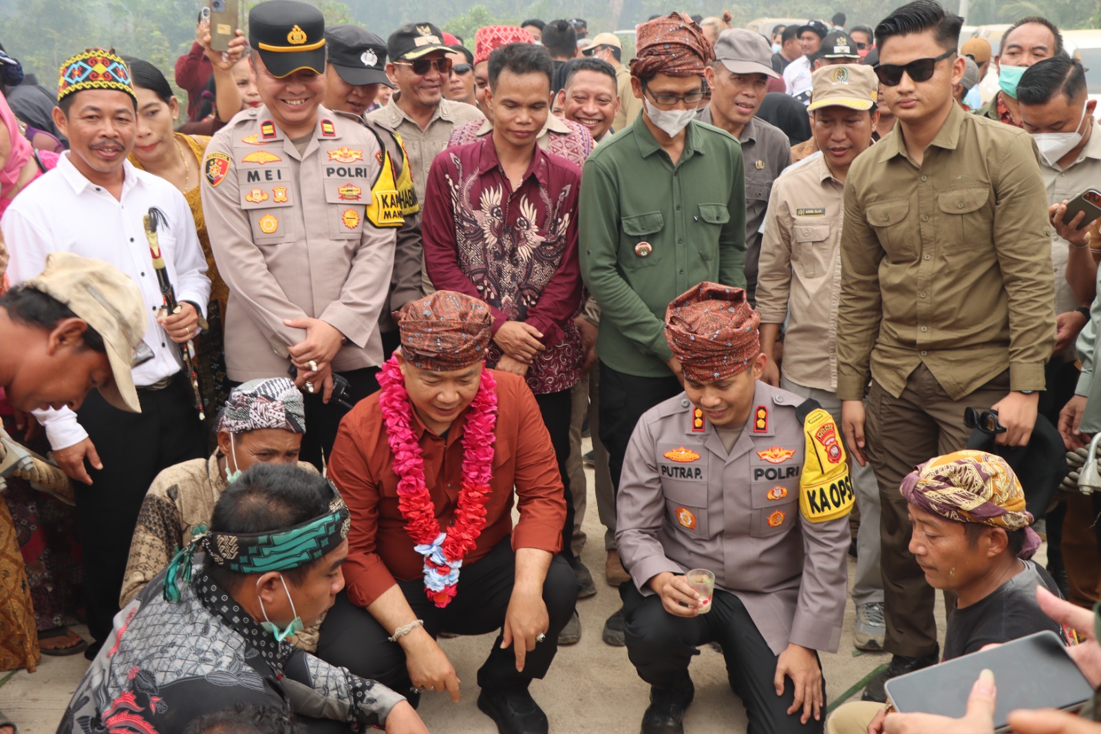 Bupati Alexander Wilyo dan Kapolres Ketapang AKBP Putra Pratama bersama tokoh adat dan warga saat peresmian jembatan gantung lipat gunting suak burung kecamatan manismata