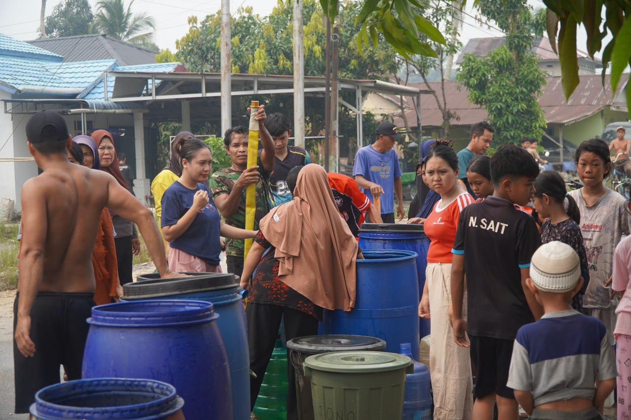 Babinsa Desa Mensere dan Desa Jirak Salurkan Air Bersih kepada Warga,Imbau Masyarakat Jaga Lingkungan