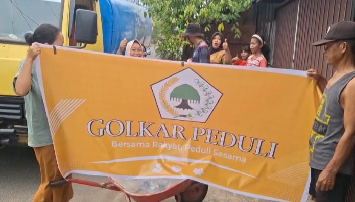 Golkar Ketapang distribusikan air bersih