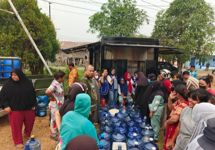 Penyaluran air bersih siap minum kolaborasi Kadin, IWAPI, HIPMI dan TNI di Desa Baru (24/9/2026)/dok :Iwapi